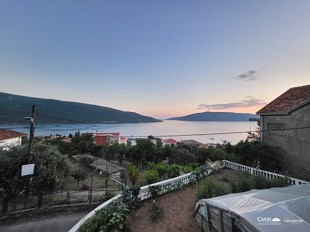 Grundstück mit Meerblick in Kumbor für den Bau von Luxusvillen